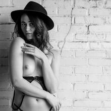  Nude