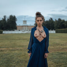  Nude