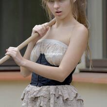  Nude