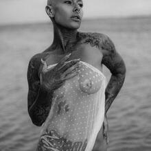  Nude
