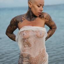  Nude
