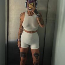  Nude