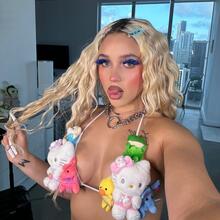  Nude
