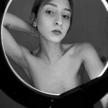  Nude