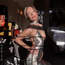  Nude