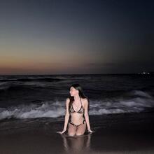  Nude