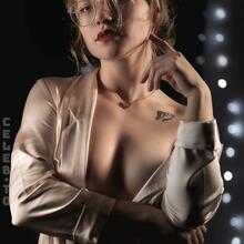  Nude