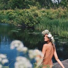  Nude