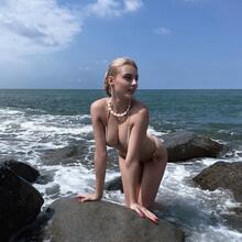  Nude