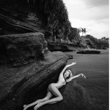  Nude