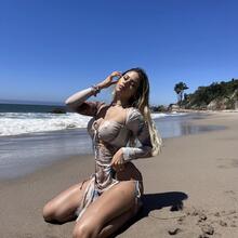  Nude