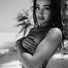  Nude