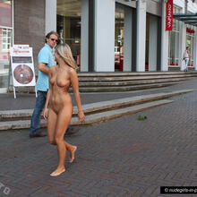  Nude