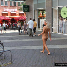  Nude