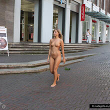  Nude