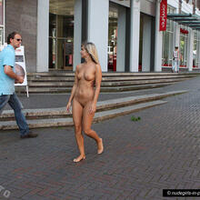  Nude