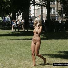  Nude