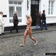  Nude