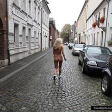 Nude