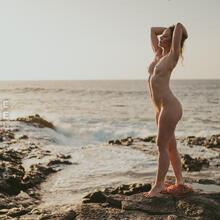  Nude