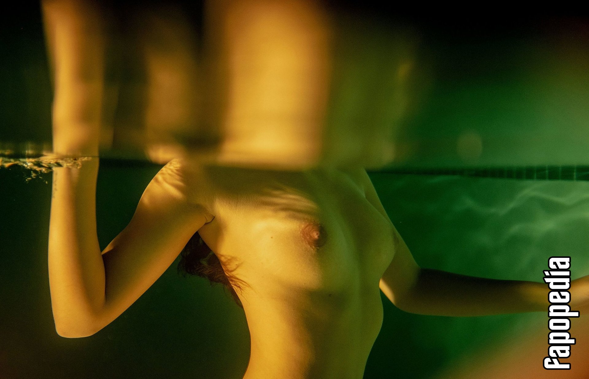 Marisa wayne nude 👉 👌 Marisa Papen lying nude poolside
