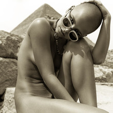  Nude