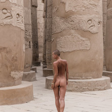  Nude