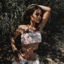  Nude