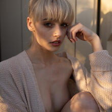  Nude