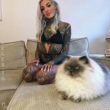  Nude