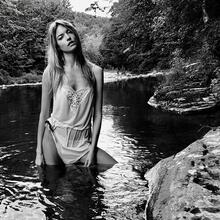  Nude