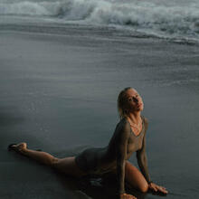  Nude