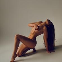  Nude