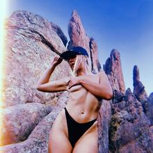  Nude