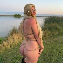  Nude