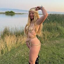  Nude