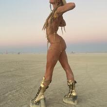  Nude