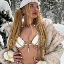  Nude