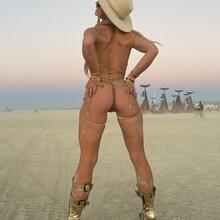  Nude