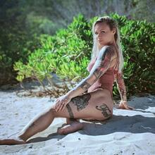  Nude