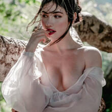  Nude