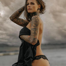  Nude