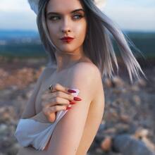  Nude