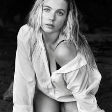  Nude