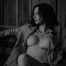  Nude