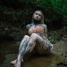  Nude