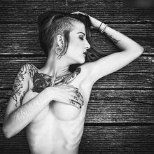  Nude