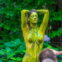  Nude