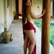  Nude