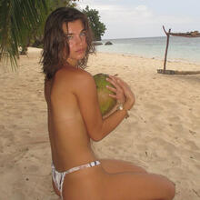  Nude
